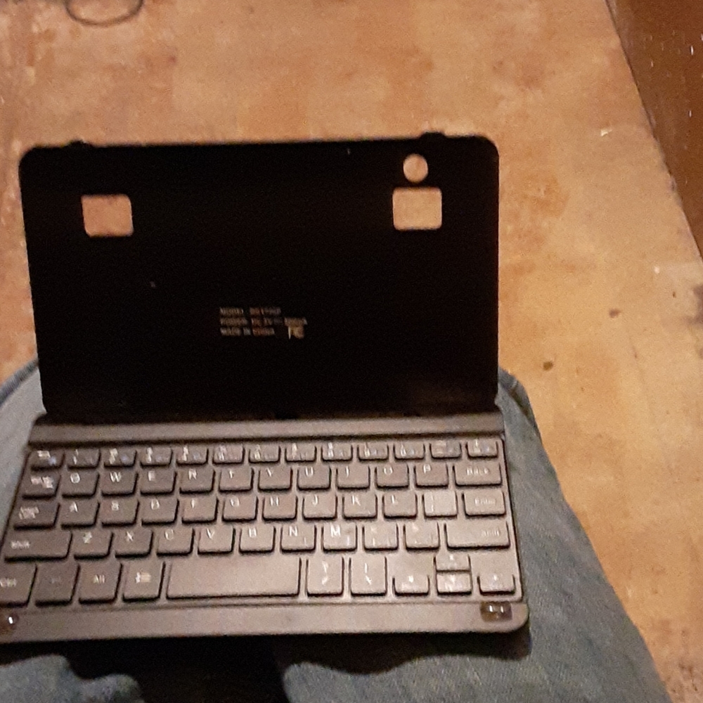 Keyboard and holder for tablets